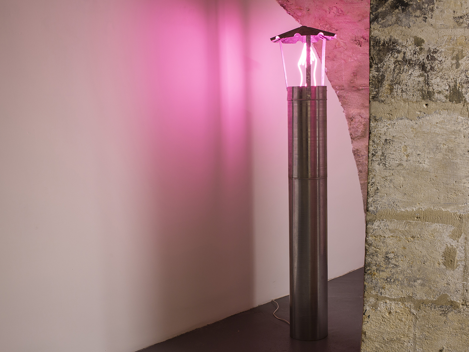 Pierre Petit, Jalousie, 1995, neon, aluminium chimney stack, 174 x 22 cm.
