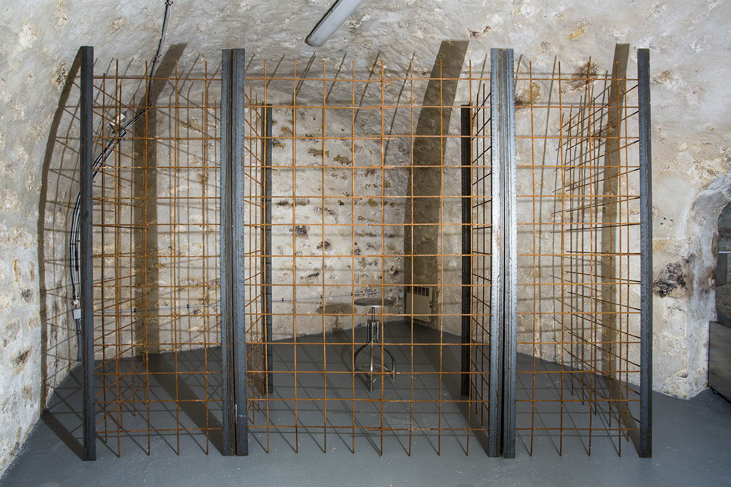 Pierre Petit Au fond du couloir, 2015 Iron structure for reinforced concrete, light Variable dimensions