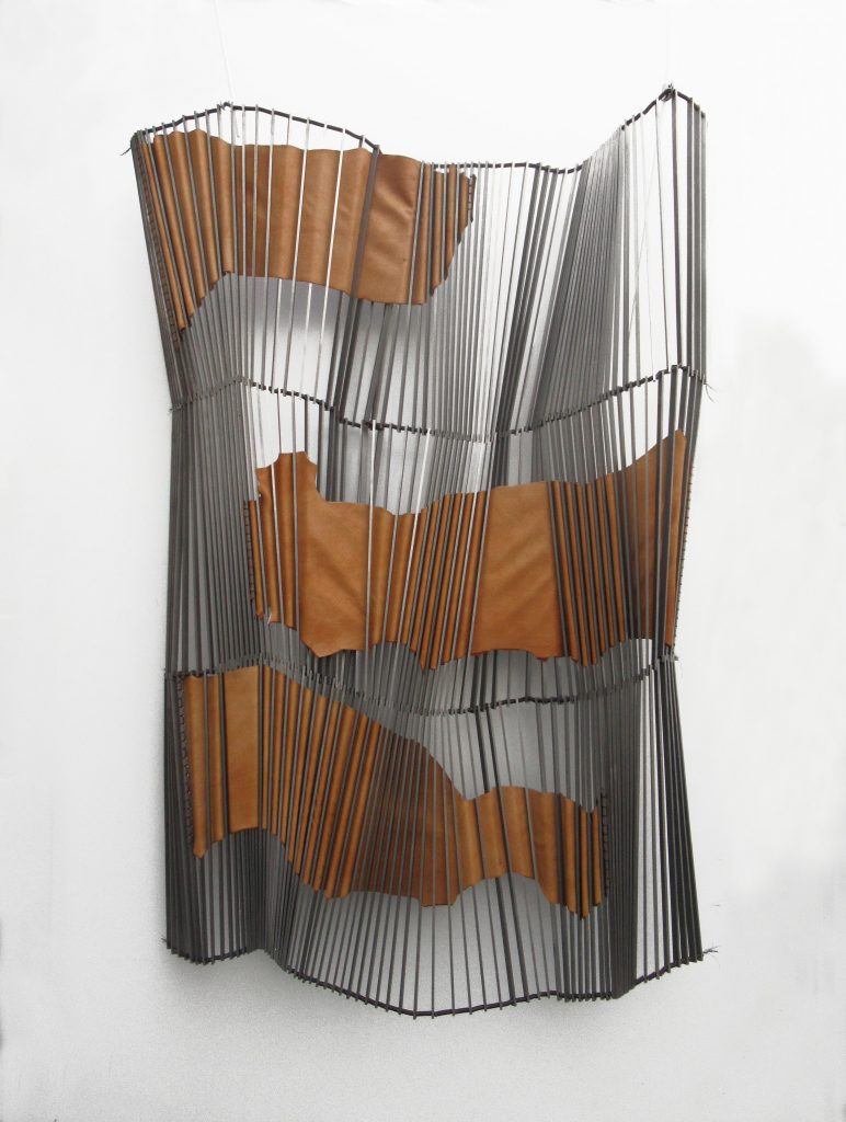Angélique Chesnesec, <em>Plissé-cuir 2</em>, 2019, acier, fer, cuir, 140 x 90 x 10cm