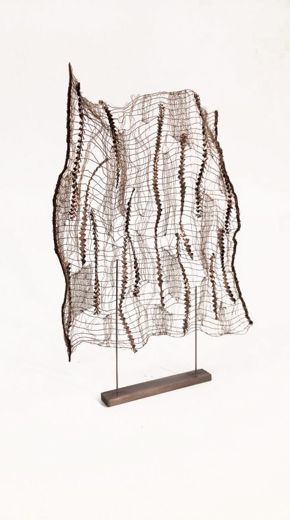 Angélique Chesnesec, <em>Tissage de copeaux_1</em>, 2017, acier, cuivre, inox, fer, 30 x 40 x 2 cm