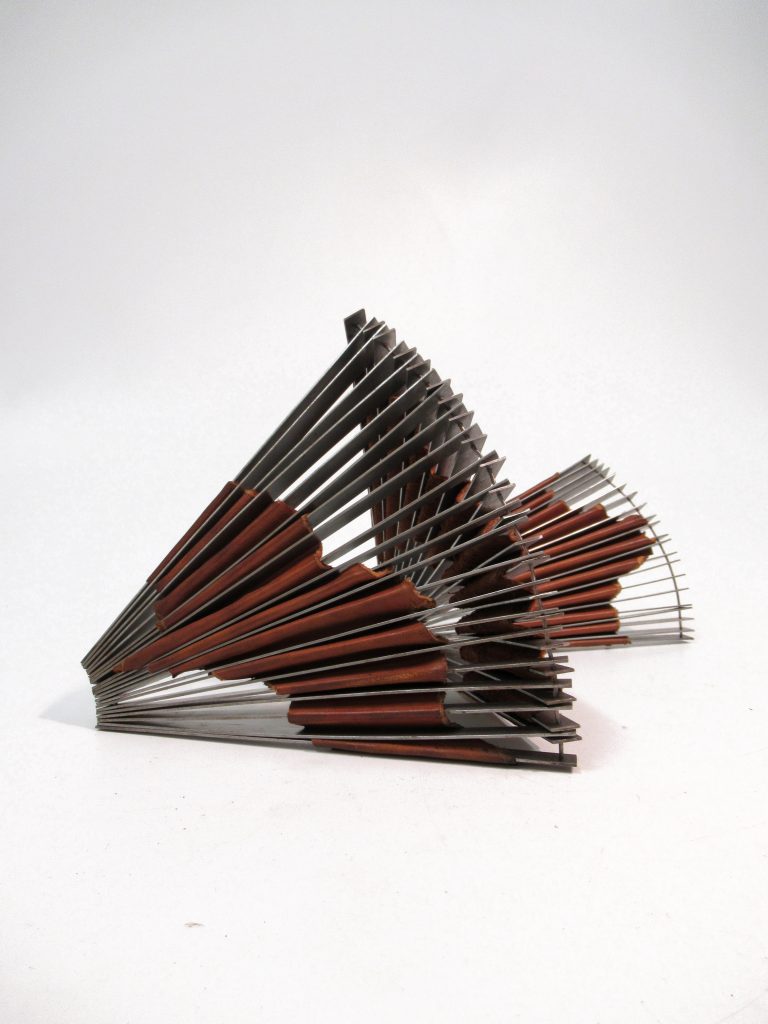 Angélique Chesnesec, <em>Plissé-cuir_1</em>, 2018, acier, cuir, 30 x 50 x 25 cm