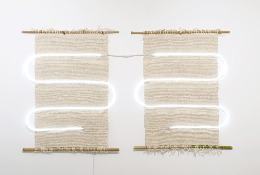 Kenia Almaraz Murillo, 2019, Cygnes, tissage, néon, bambous et fils de lin, 100cm x 150cm