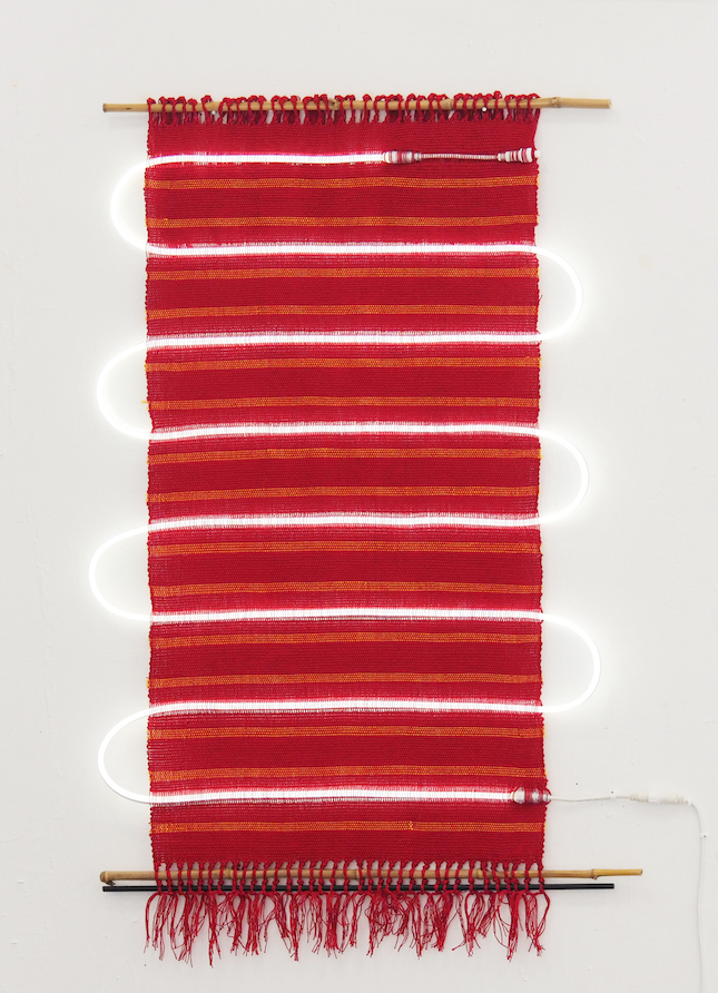 Kenia Almaraz Murillo, Onde, 2019, tissage, néon LED, fibre de verre, fils de laine, 150 x 98 cm