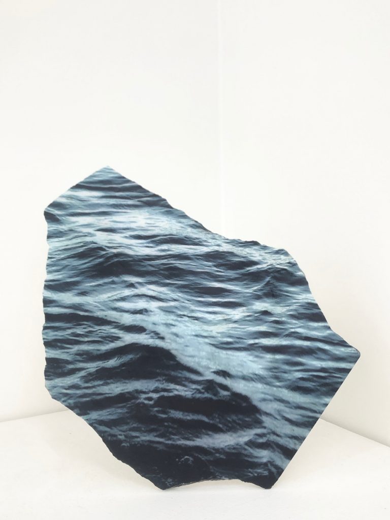 Katerina Charou Thalassa (études sur l’éternité) [Θάλασα - “mer”], 2022, Impressions sérigraphiées sur fragments de marbres, h _ 13 cm, L _ 36 cm, p _ 13 cm. (2)