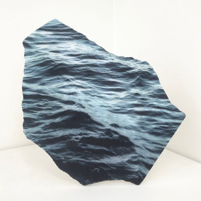 Katerina Charou Thalassa (études sur l’éternité) [Θάλασα - “mer”], 2022, Impressions sérigraphiées sur fragments de marbres, h _ 13 cm, L _ 36 cm, p _ 13 cm. (2)